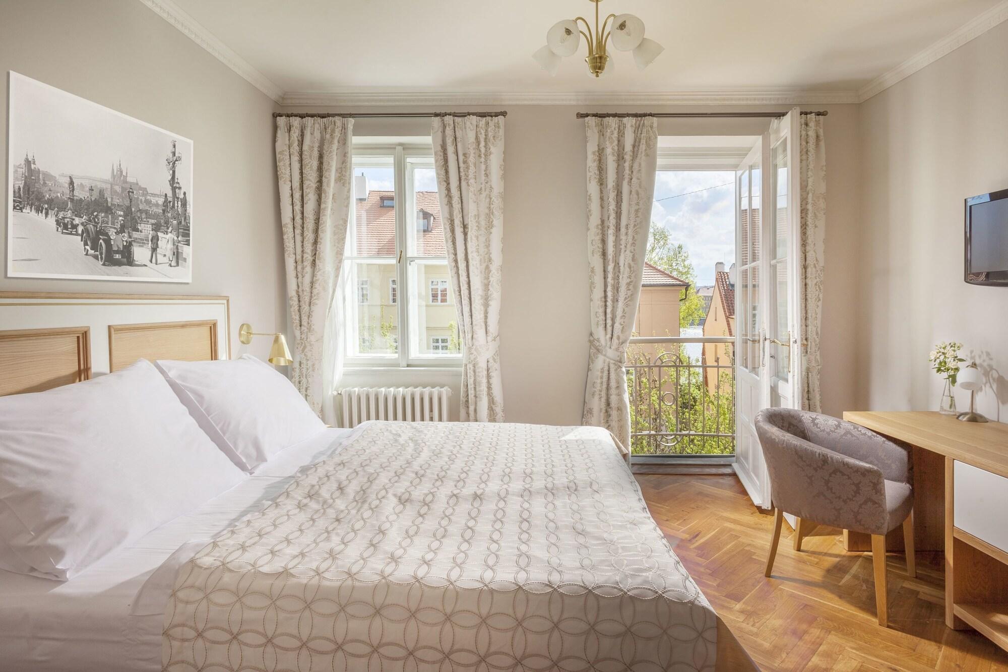 Hotel At The Golden Scissors Prag Eksteriør billede