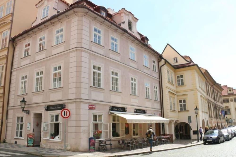 Hotel At The Golden Scissors Prag Eksteriør billede