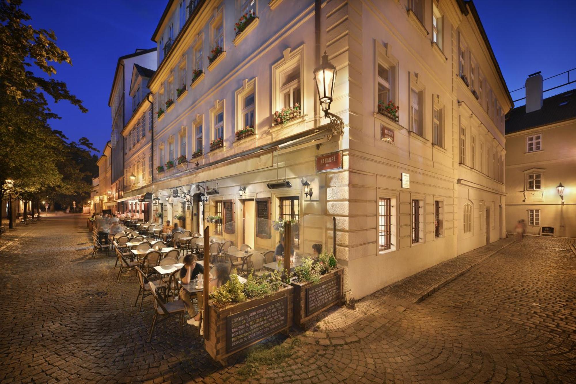 Hotel At The Golden Scissors Prag Eksteriør billede