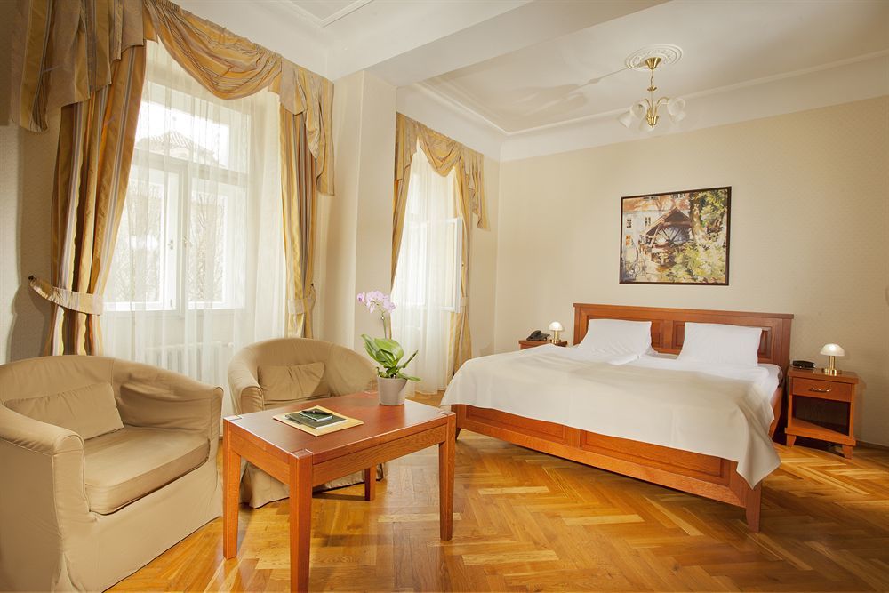 Hotel At The Golden Scissors Prag Eksteriør billede