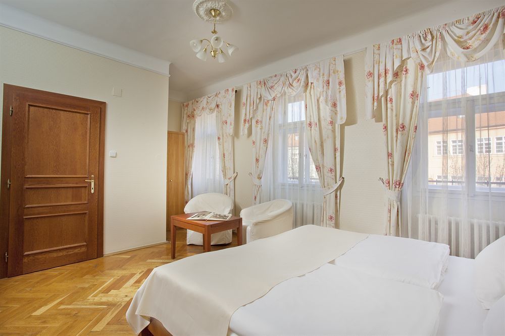 Hotel At The Golden Scissors Prag Eksteriør billede