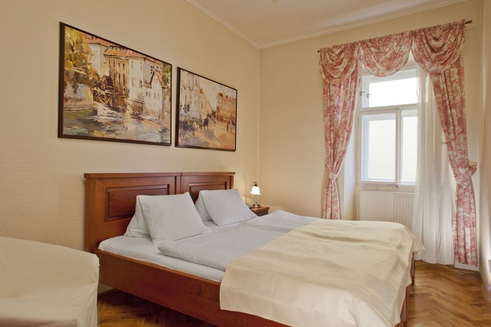 Hotel At The Golden Scissors Prag Eksteriør billede