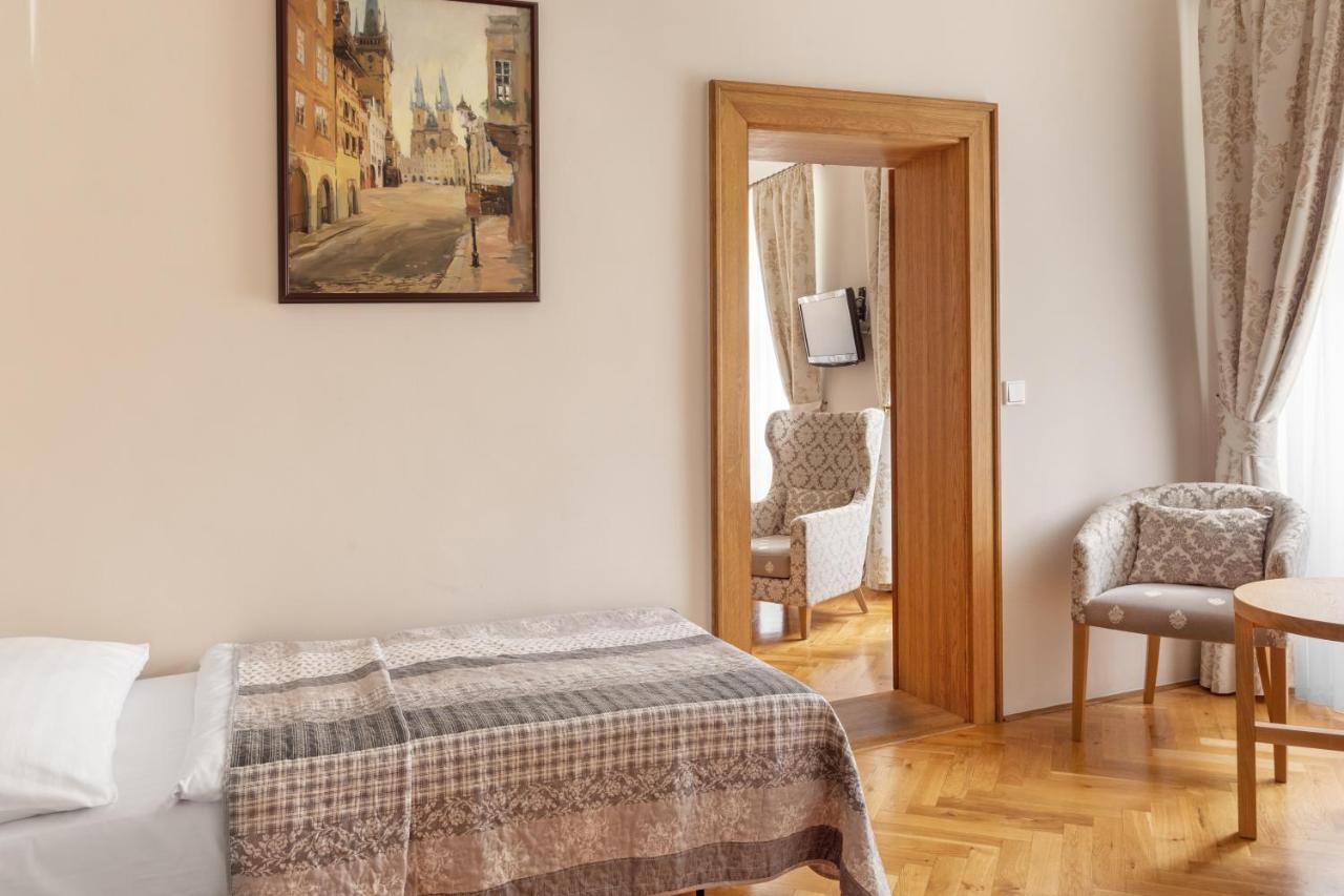 Hotel At The Golden Scissors Prag Eksteriør billede