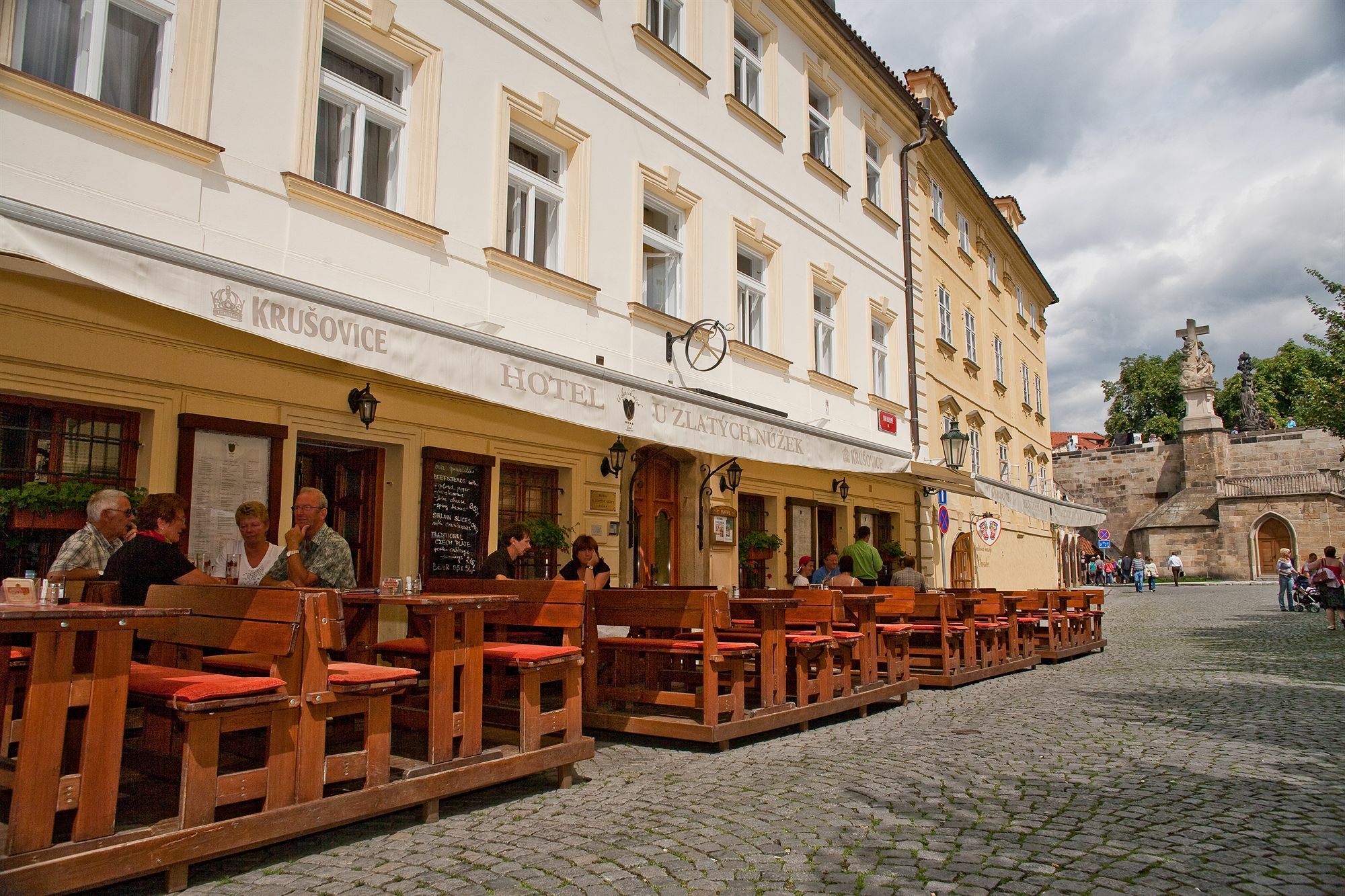 Hotel At The Golden Scissors Prag Eksteriør billede